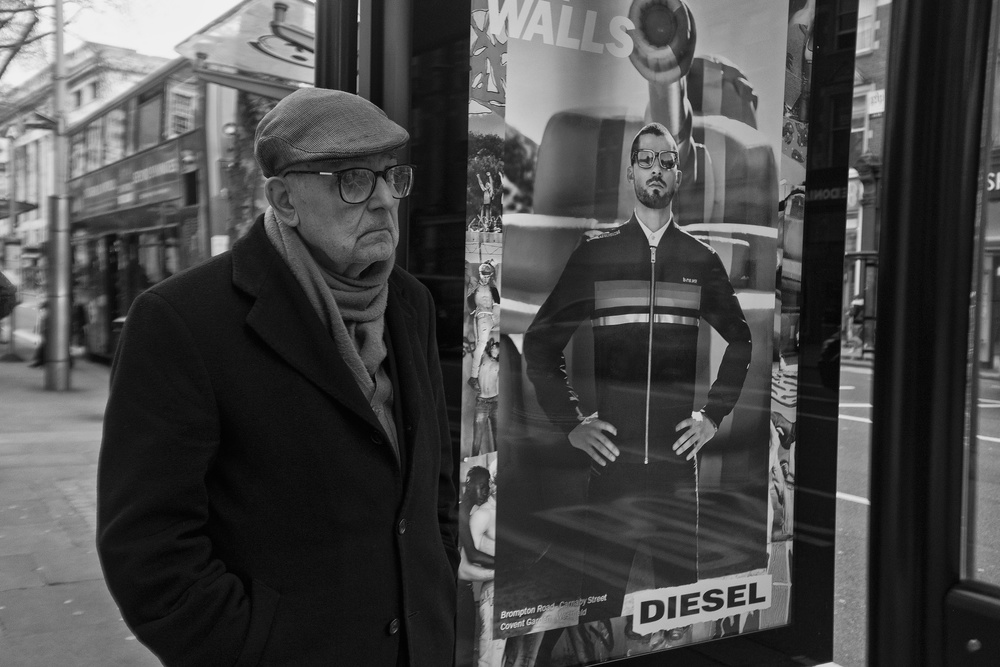 At the bus stop von Lorenzo Grifantini