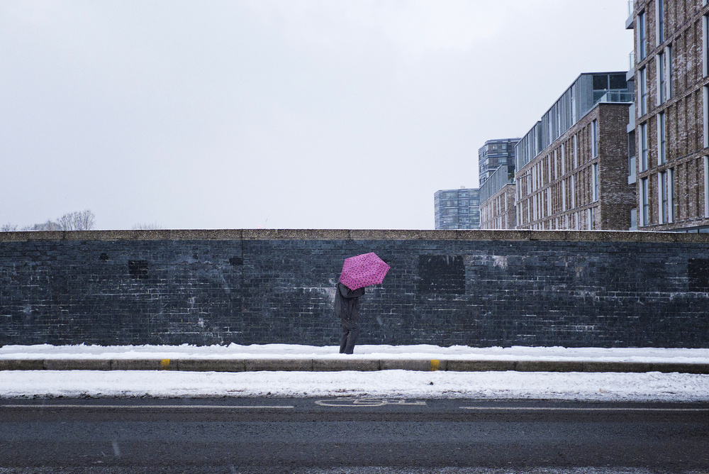 The pink umbrella von Lorenzo Grifantini