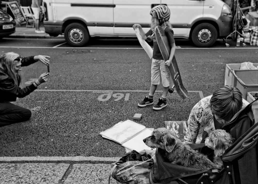 The skater, the puppies and the street photographer von Lorenzo Grifantini