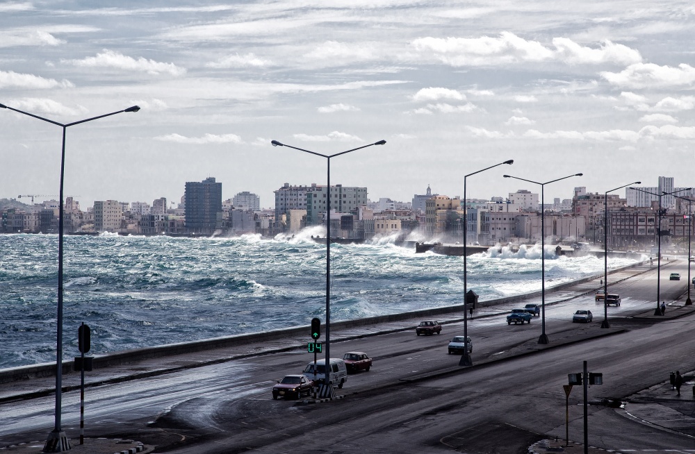 Waves on Havana von Lorenzo Grifantini