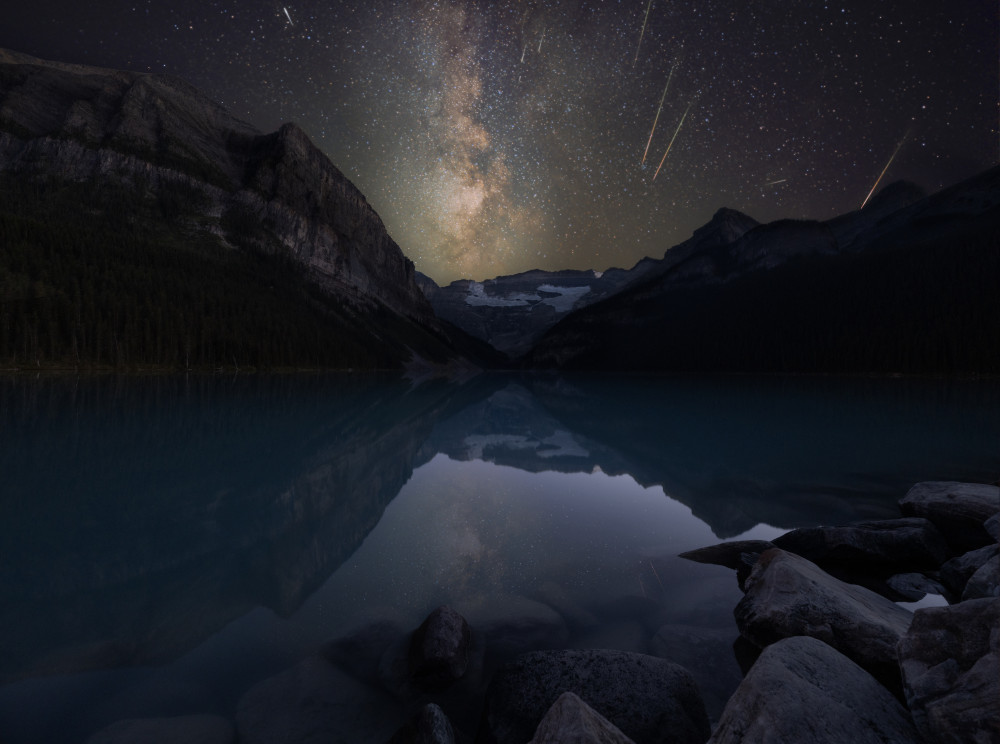 Perseid meteor shower at Lake Louise von Louise Yu