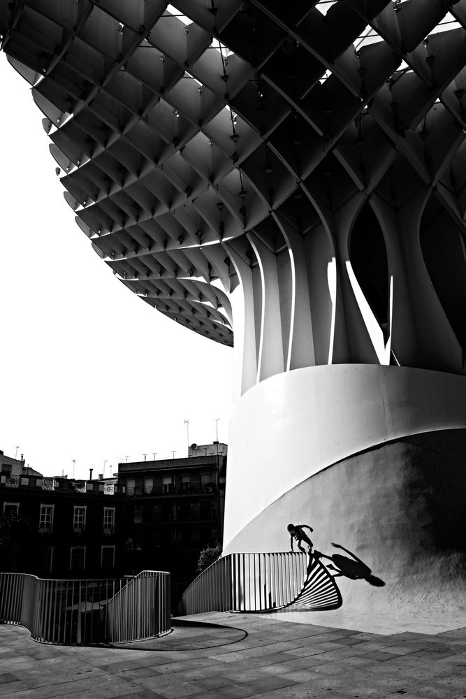 climbing over parasol von Luca Domenichi