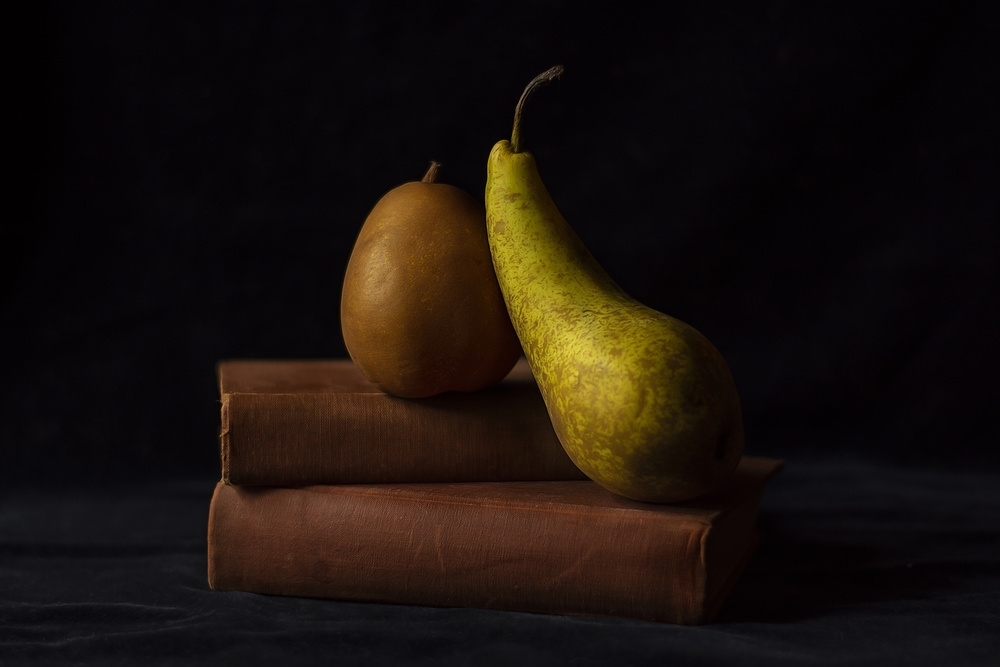 Pears and books von Ludmila Shumilova