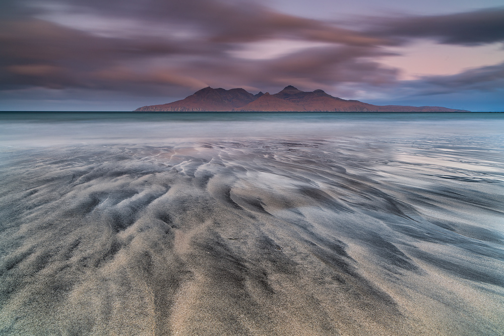 Colourful sunrise at Laig Bay von Luigi Ruoppolo