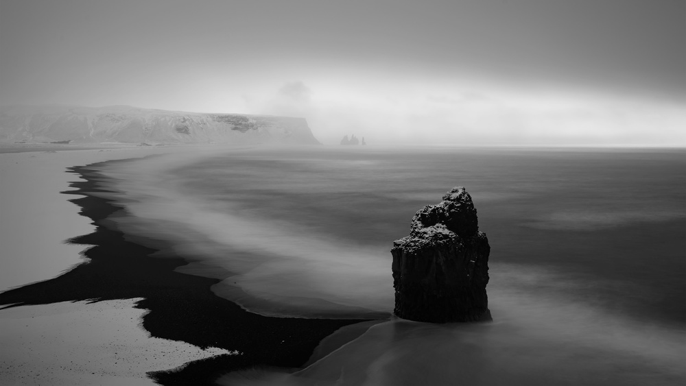 A b&amp;w morning at Dyrhólaey von Luigi Ruoppolo