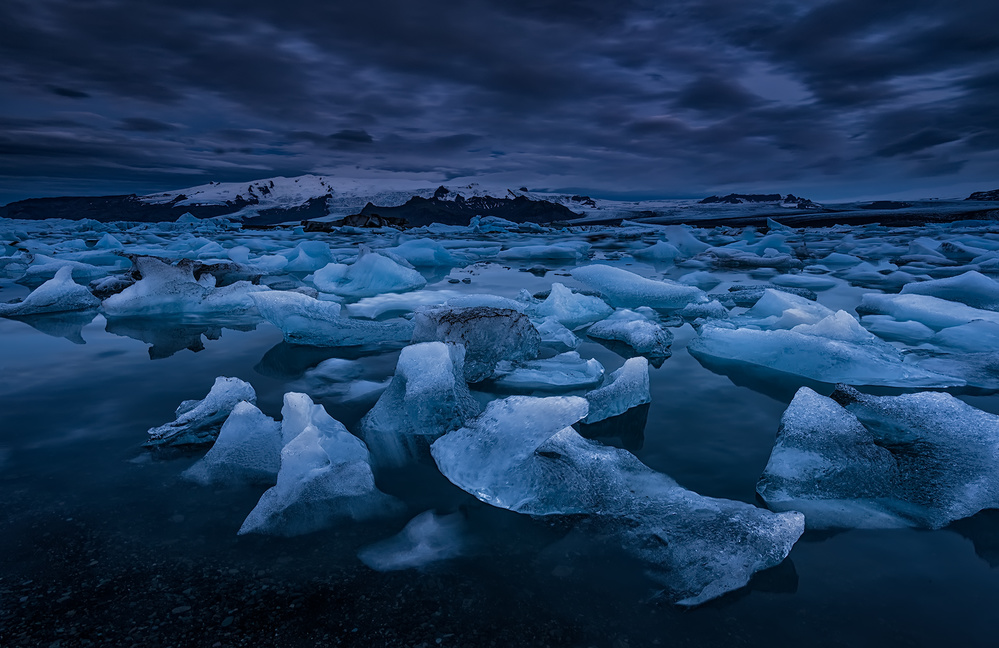 Icebergs at dawn von Luigi Ruoppolo