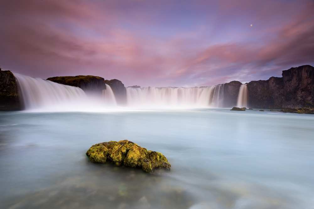 Godafoss and the moon von Luigi Ruoppolo