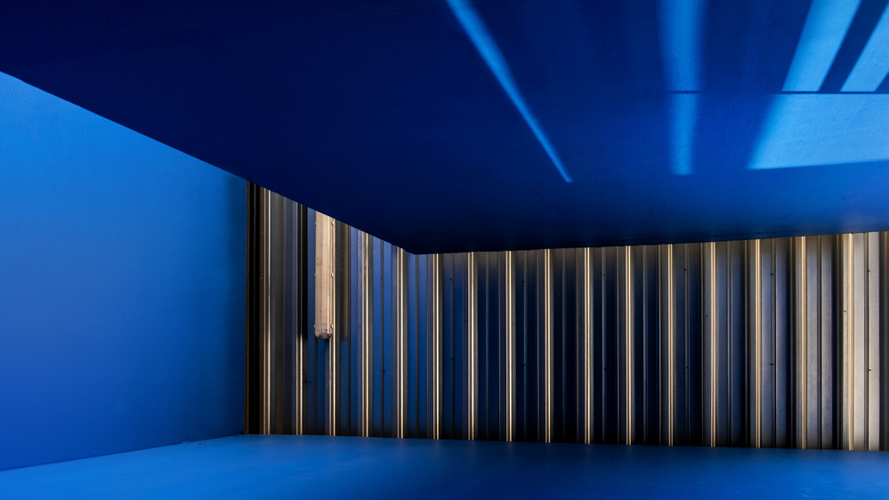 the blue room von Lus Joosten