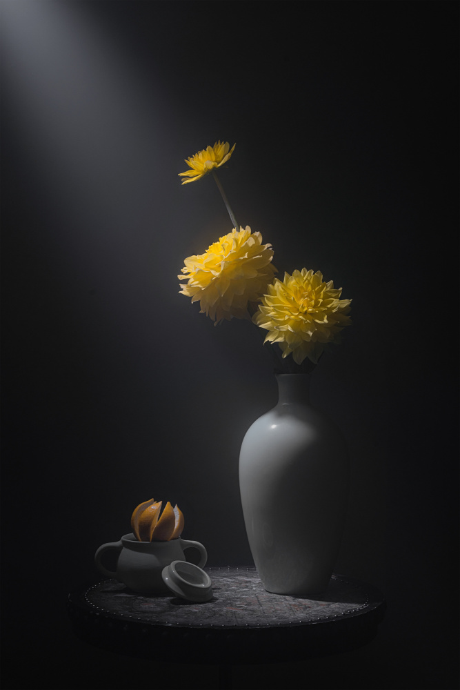 Yellow Dahlia and Lemon von Lydia Jacobs