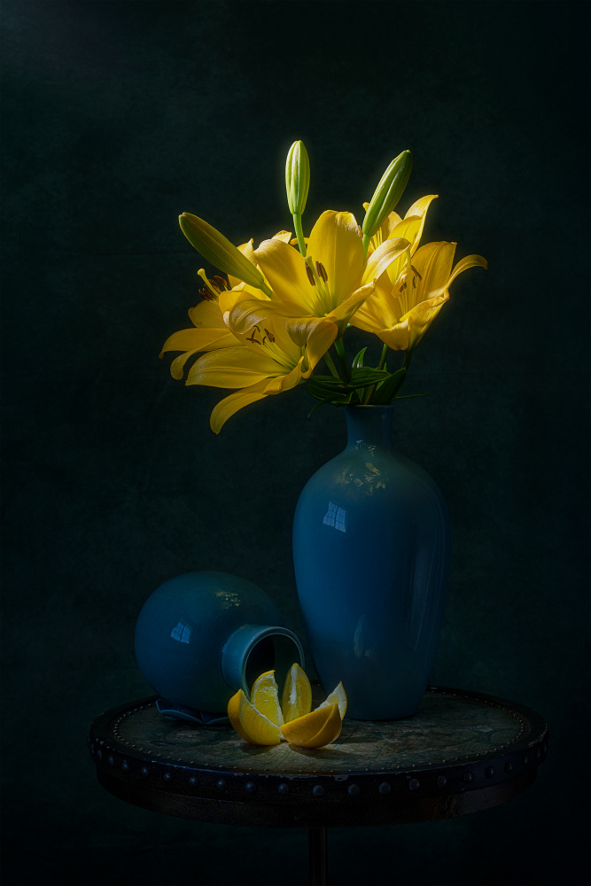 Yellow lily and lemon von Lydia Jacobs