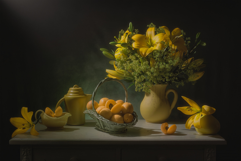 Yellow Lilies and Peaches von Lydia Jacobs