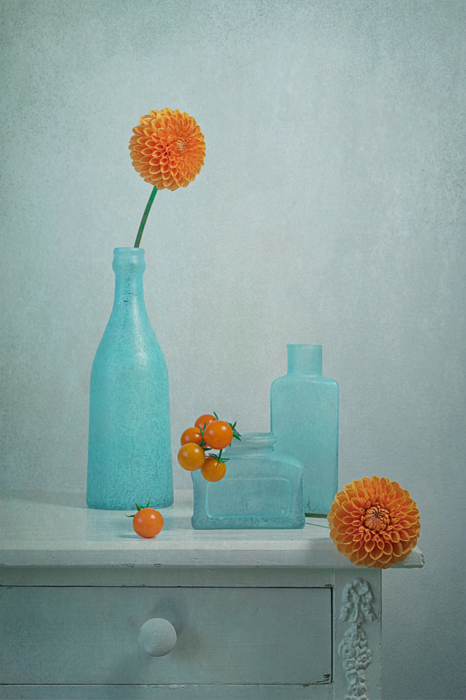 Orange Dahlia and Tomatoes von Lydia Jacobs