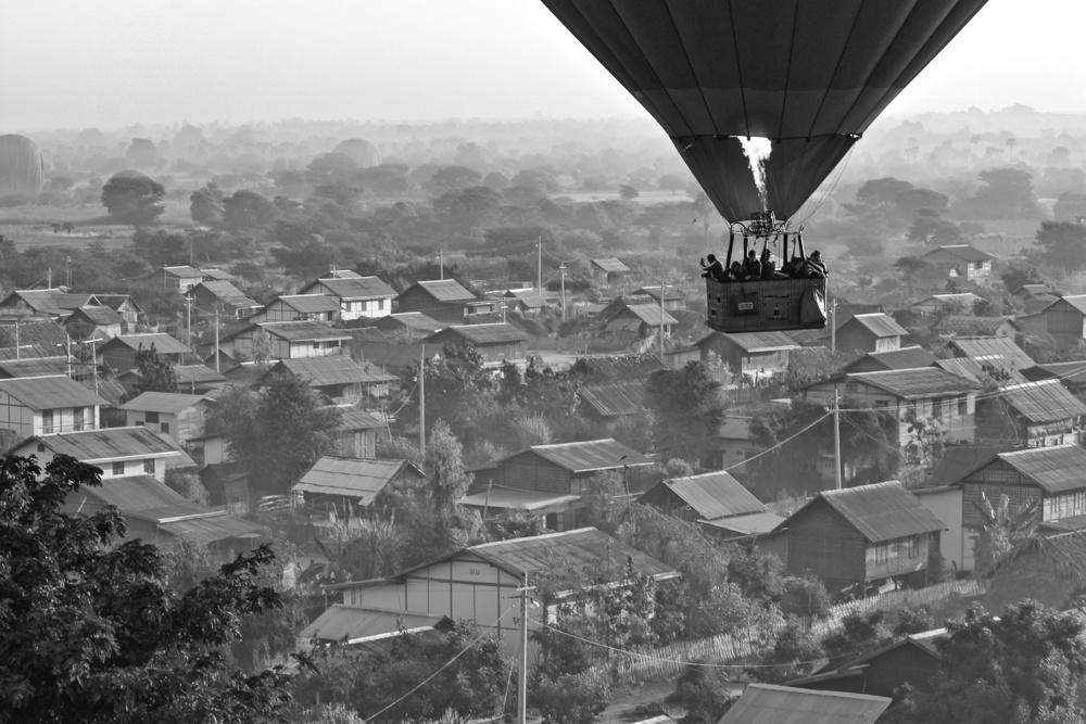 Flying over Bagan von Lynn Grant