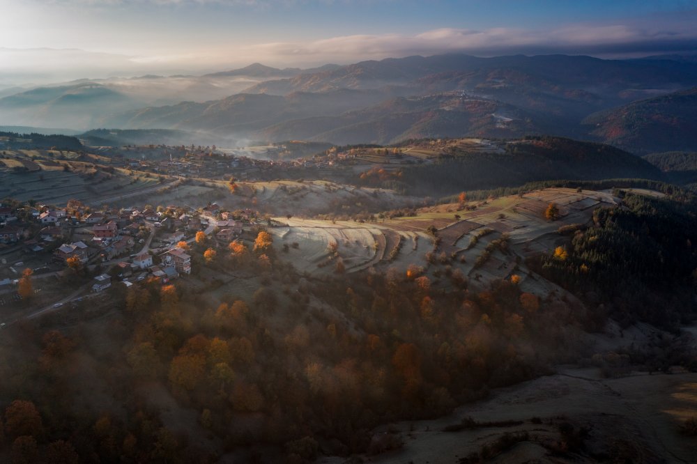 Birds view hills von Lyubomir Momchilov