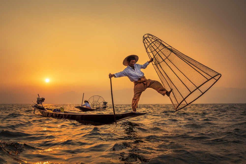 The traditional Fishermen of Inle Lake, Myanmar. von Mahendra Bakle