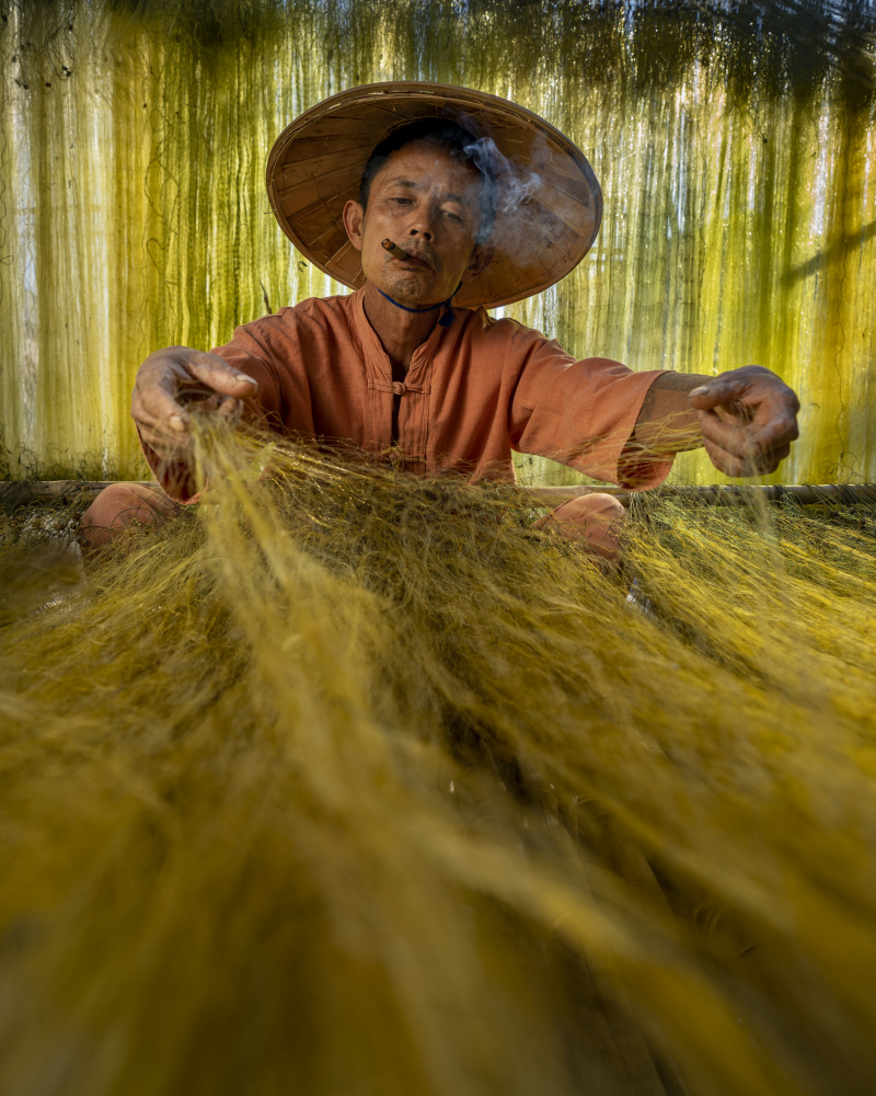 A fisherman preparing his nets ready for the next Catch von Mahendra Bakle