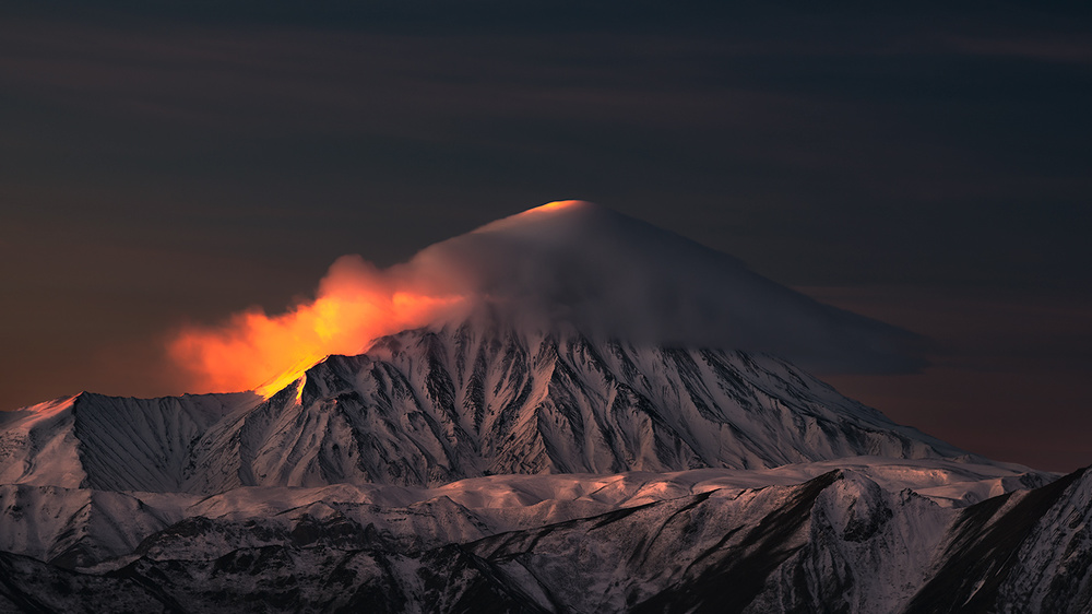 Dreamy Light On Mount Damavand von Majid Behzad