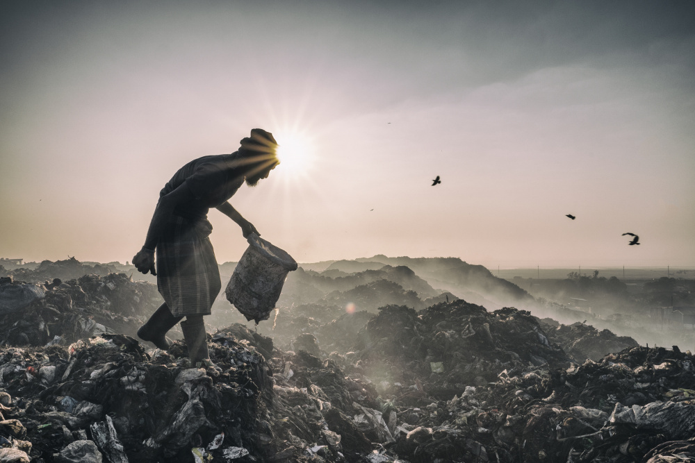 Worker at the dumpyard von Marcel Rebro