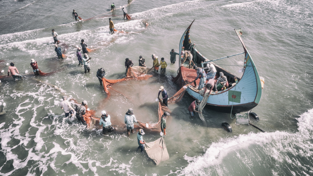 Fishermen on Coxs Bazar von Marcel Rebro