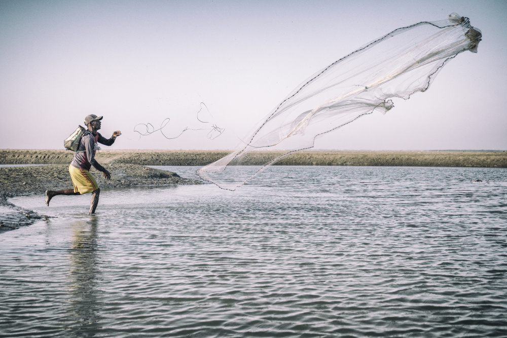 Fisherman with net von Marcel Rebro