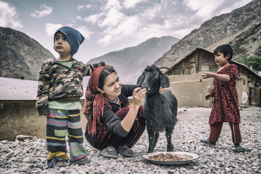 Kids and a goat in the village of Padrud von Marcel Rebro