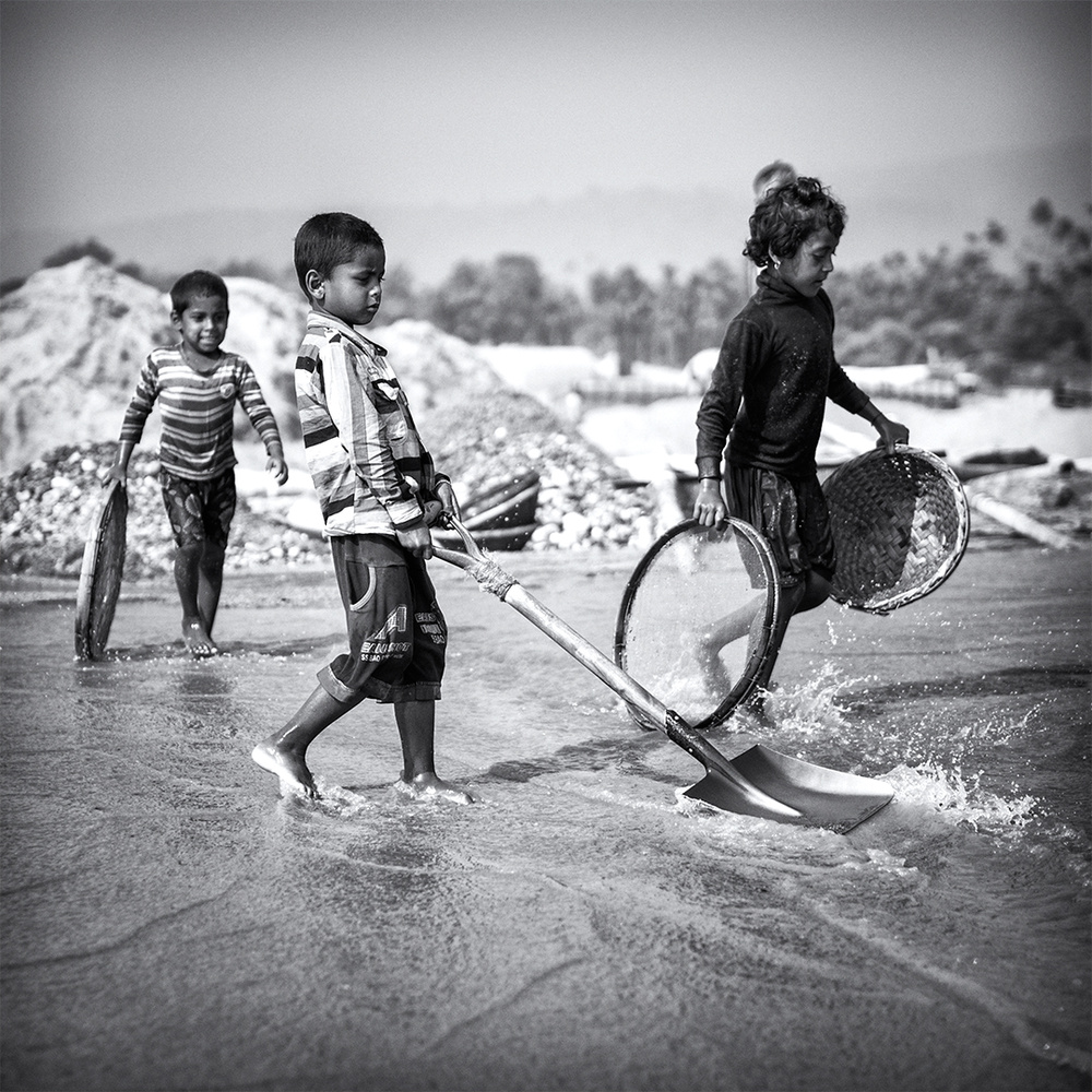 Child labor in the stone quarry III von Marcel Rebro