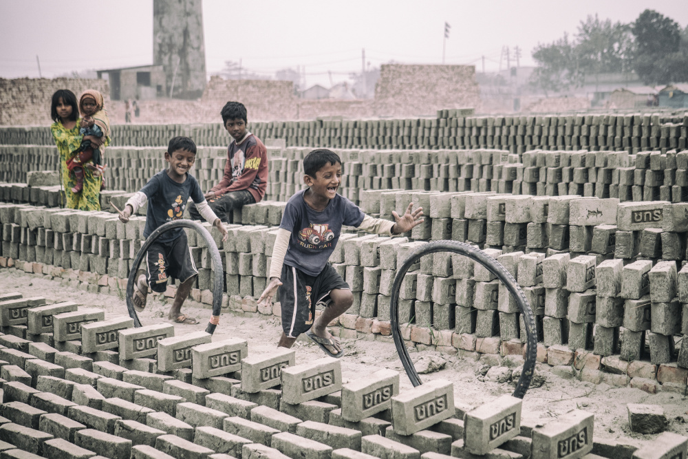 Children games at brickyard in Dhaka von Marcel Rebro