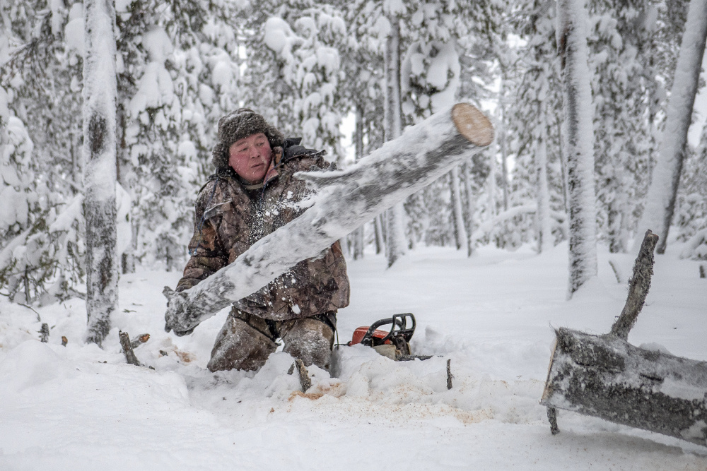 Kostya prepares firewood von Marcel Rebro