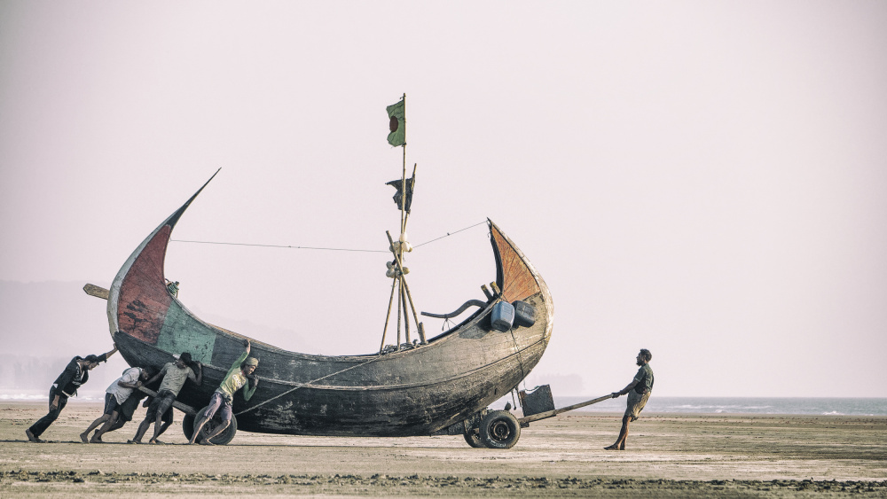 Barge Haulers on the Coxs Bazar von Marcel Rebro