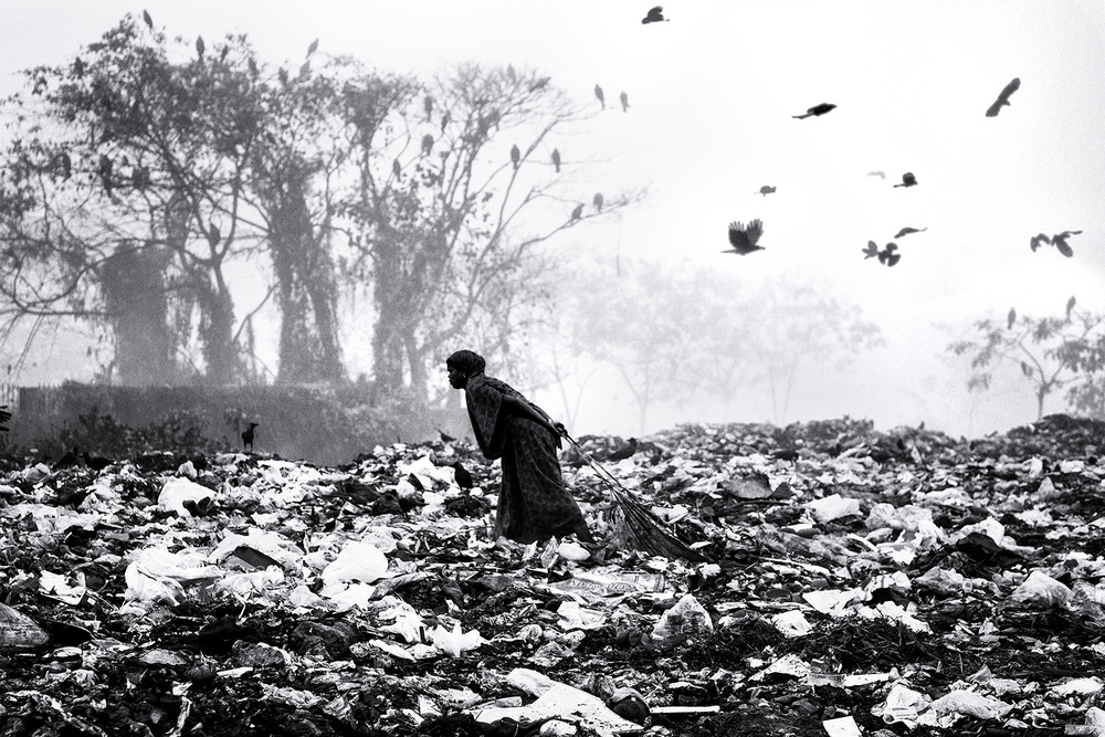 Life on garbage dump yard von Marcel Rebro