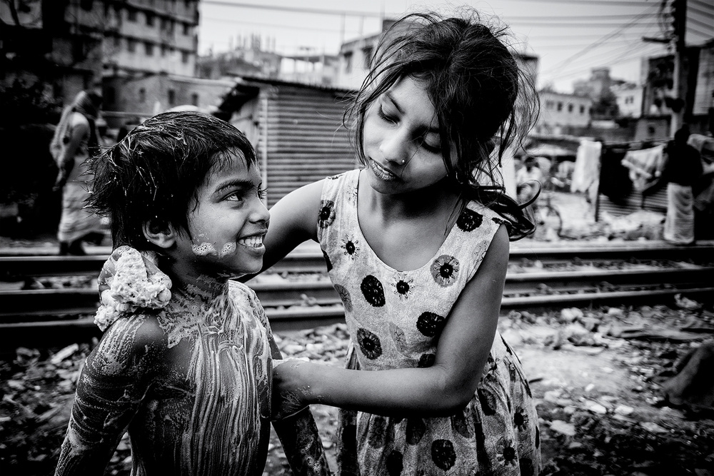 Morning hygiene in Dhaka slum von Marcel Rebro