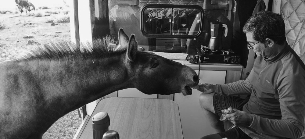 breakfast in camper van von Marco Antonio Cobo