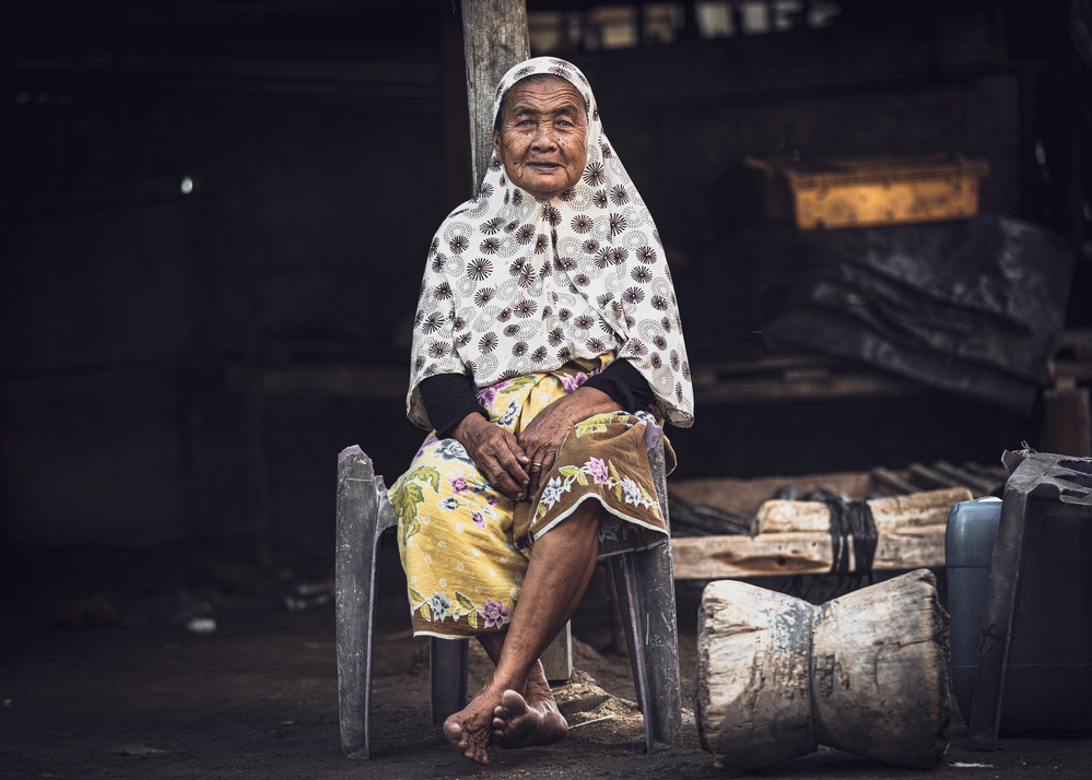 Old woman from Komodo von Marco Tagliarino