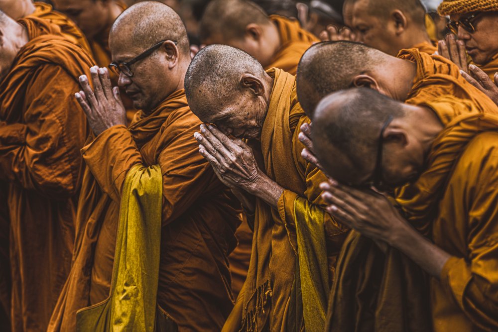 Praying at Kamakura von Marco Tagliarino