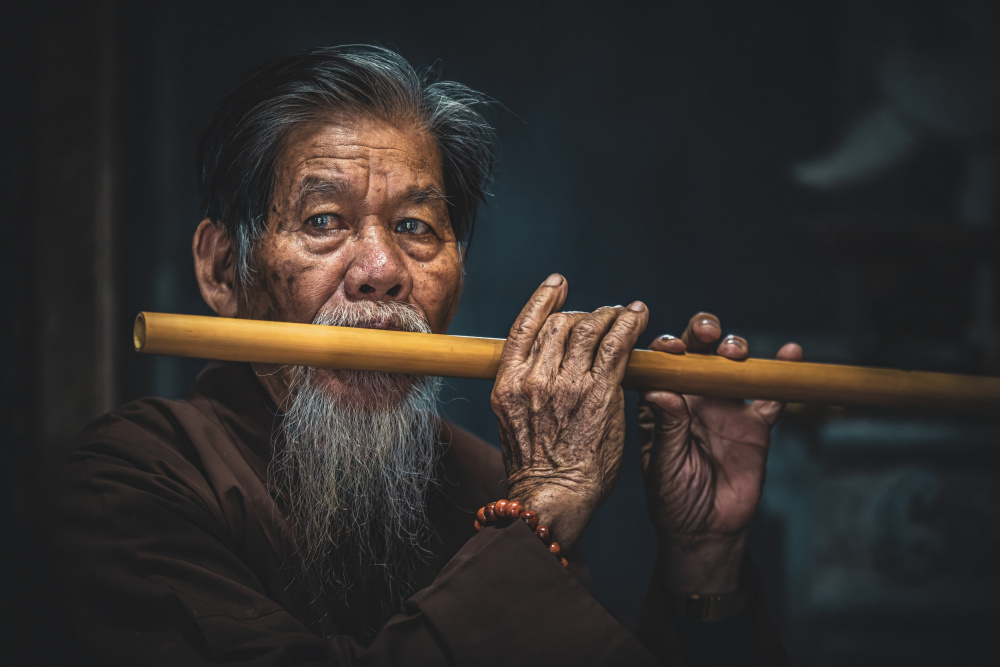 Playing Flute in northern Vietnam von Marco Tagliarino