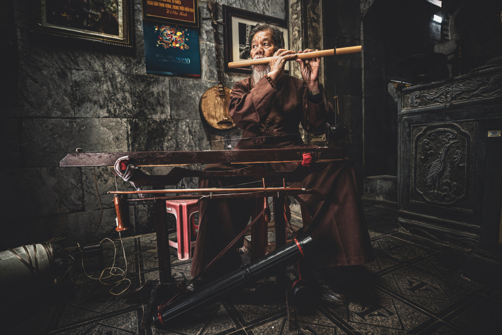 Playing Flute in northern Vietnam von Marco Tagliarino