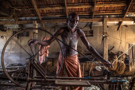 Coconut carpets maker