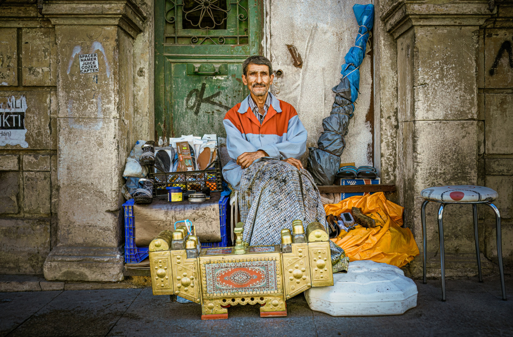 Istanbul street shoeshine von Marco Tagliarino