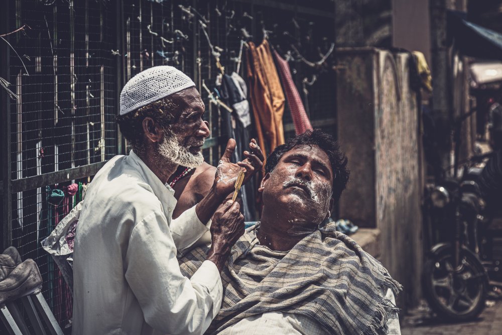 Street barber of Jaipur lake von Marco Tagliarino