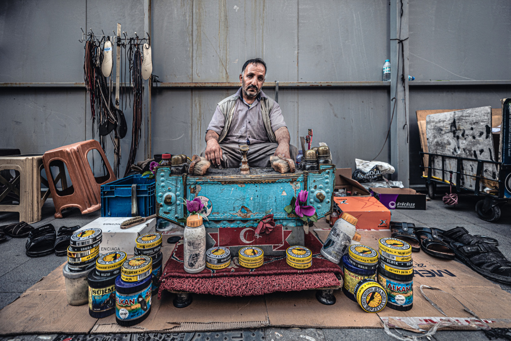 Street cobbler von Marco Tagliarino