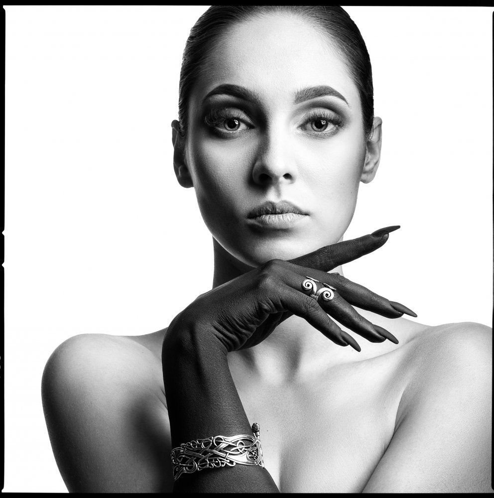 Model with bracelet and ring von Mark Nazarov