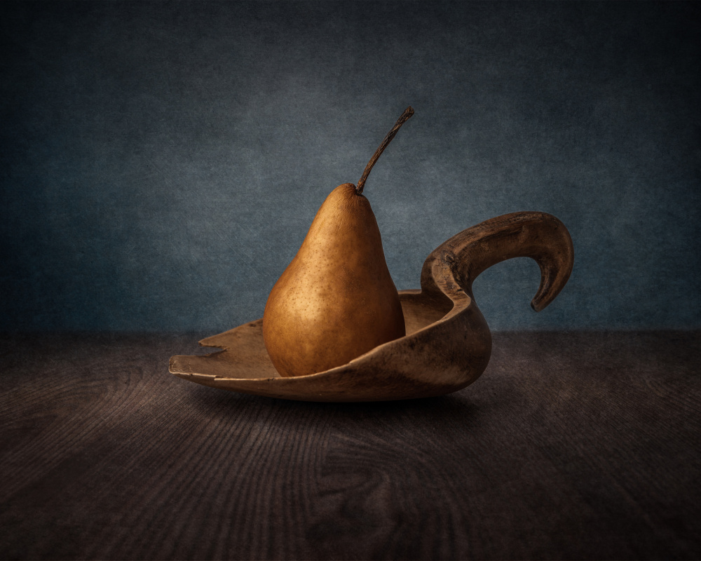 Pear on spoon von Marko Klavs