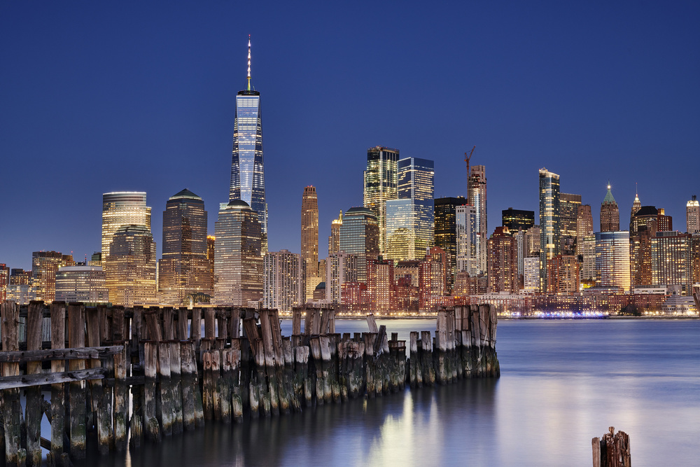 Manhattan Skyline at night von Martin Froyda