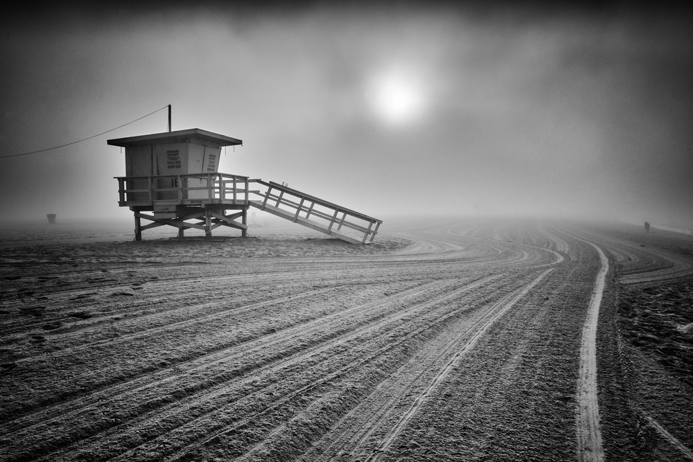 Fog on the beach - Santa Monica, California von Martin Froyda