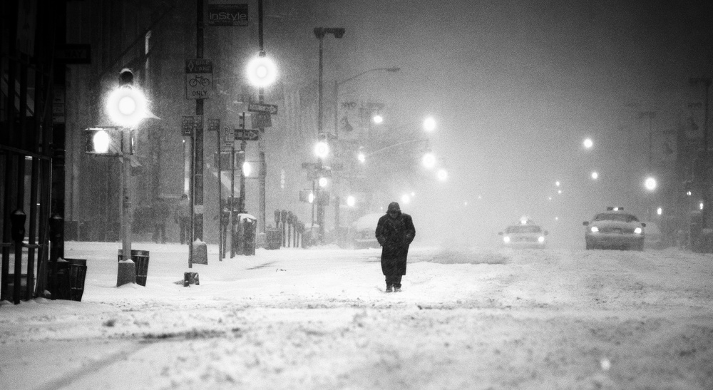 New York Walker in Blizzard von Martin Froyda