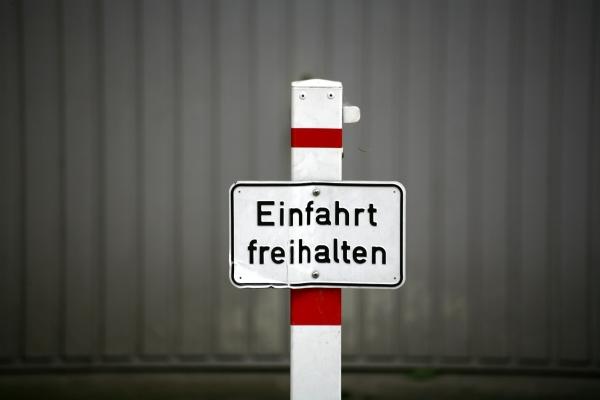 Einfahrt freihalten von Martina Berg