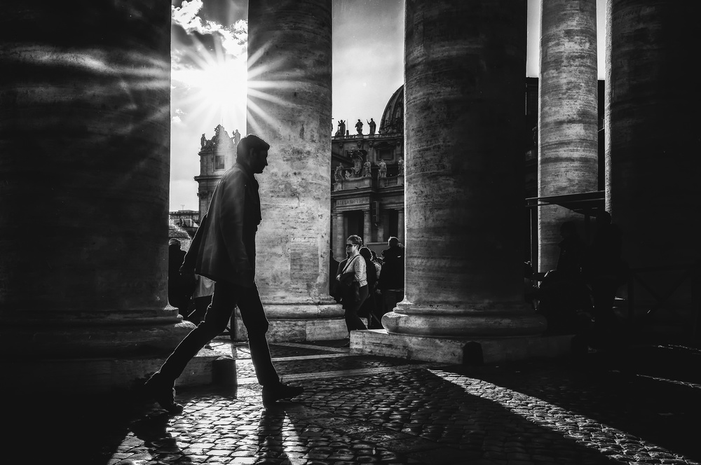 Walking between lights and shadows von Massimiliano Mancini