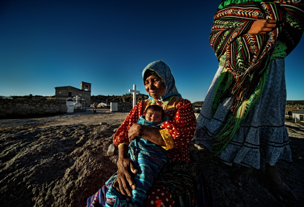 Nino, abuela y mama Raramuri en Barrancas del Cobre - Chihuahua, Mx von Massimo Benenti