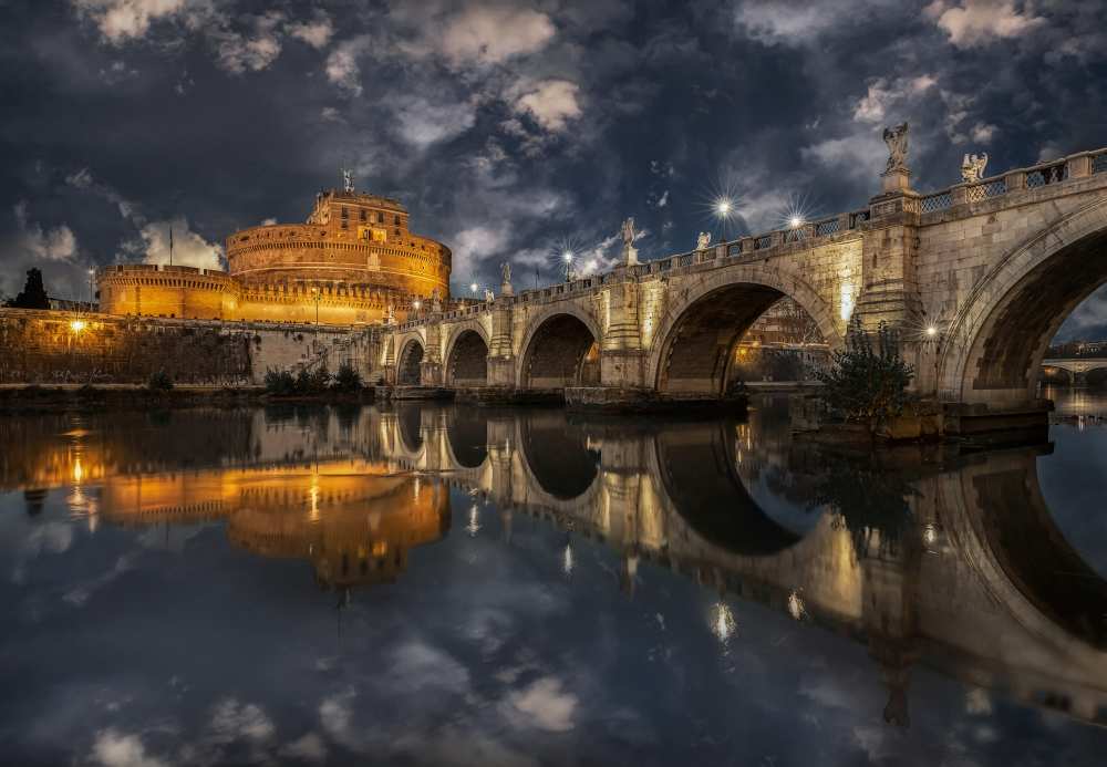 Arches and Clouds. von Massimo Cuomo