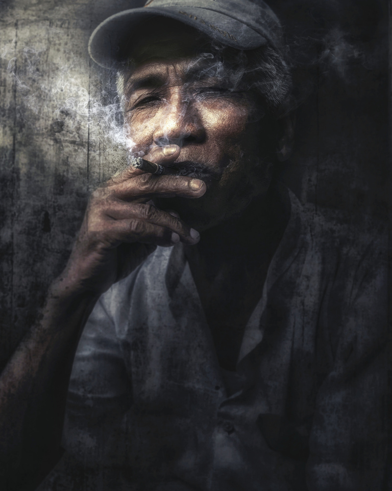 Man with Cigar, Myanmar. von Massimo Cuomo